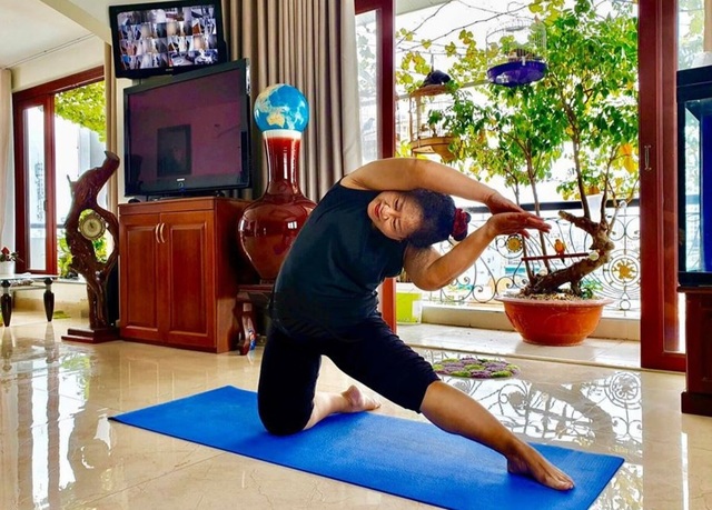 Chồng trổ tài cây kéo vàng mùa dịch, vợ... trùm mũ đi làm - 2 Chồng trổ tài cây kéo vàng mùa dịch, vợ... trùm mũ đi làm - 2
