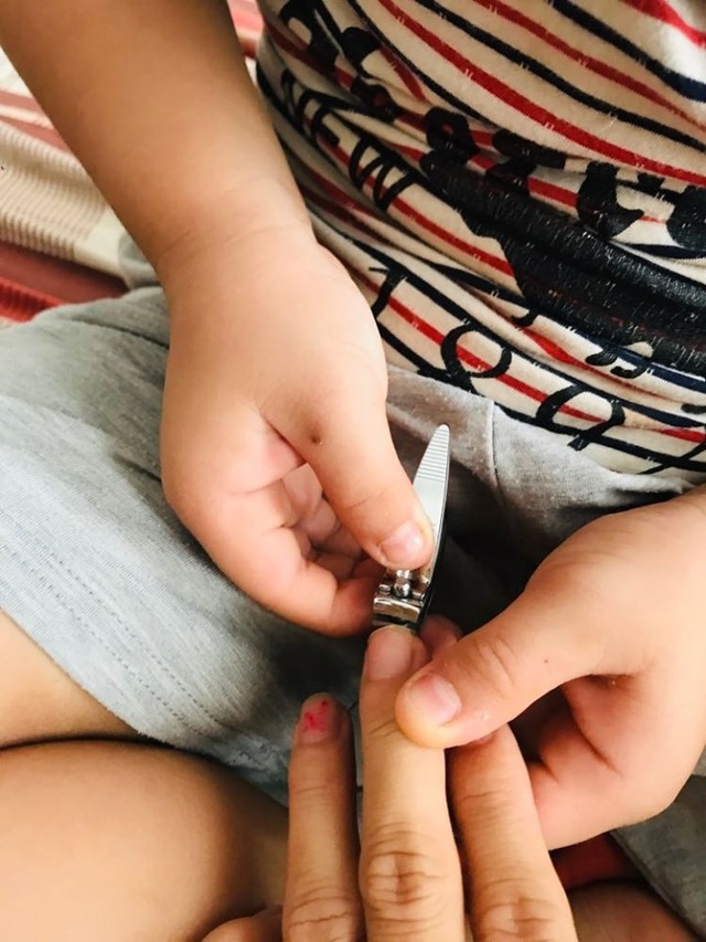 Chồng trổ tài cây kéo vàng mùa dịch, vợ... trùm mũ đi làm - 3 Chồng trổ tài cây kéo vàng mùa dịch, vợ... trùm mũ đi làm - 3