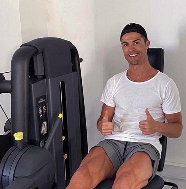 C.Ronaldo khoe cơ bắp cuồn cuộn khi cách ly tại nhà - 2 C.Ronaldo khoe cơ bắp cuồn cuộn khi cách ly tại nhà - 2