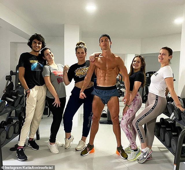 C.Ronaldo khoe cơ bắp cuồn cuộn khi cách ly tại nhà - 1 C.Ronaldo khoe cơ bắp cuồn cuộn khi cách ly tại nhà - 1