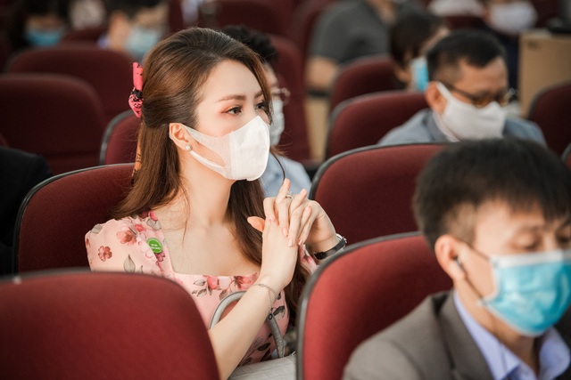 Bận rộn đưa tin về Covid-19, Thuỵ Vân phải nhờ bố mẹ cho con học online - 2 Bận rộn đưa tin về Covid-19, Thuỵ Vân phải nhờ bố mẹ cho con học online - 2
