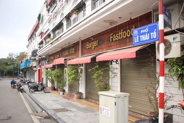 Công an hối hả đi vận động, hàng loạt quán cà phê ở Hà Nội đóng cửa - 9 Công an hối hả đi vận động, hàng loạt quán cà phê ở Hà Nội đóng cửa - 9