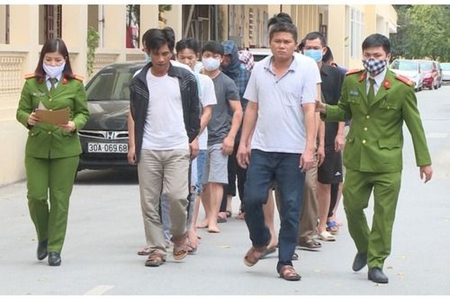 Mượn nhà của bố vợ làm nơi chứa sòng bạc lớn - 1 Mượn nhà của bố vợ làm nơi chứa sòng bạc lớn - 1