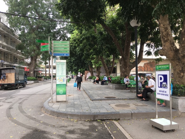 Ổ dịch Bạch Mai siết chặt kiểm tra y tế người ra vào - 7 Ổ dịch Bạch Mai siết chặt kiểm tra y tế người ra vào - 7