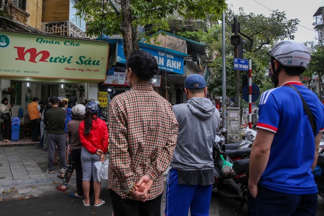 Đeo khẩu trang, cầm nước rửa tay đến xếp hàng mua bánh trôi - 1