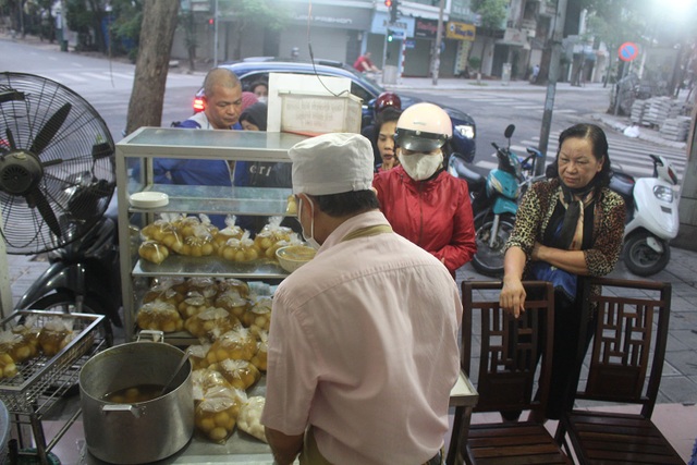 Người Hà Nội dậy từ 5 giờ sáng, bịt mặt, xếp hàng mua bánh trôi bánh chay - 2 Người Hà Nội dậy từ 5 giờ sáng, bịt mặt, xếp hàng mua bánh trôi bánh chay - 2
