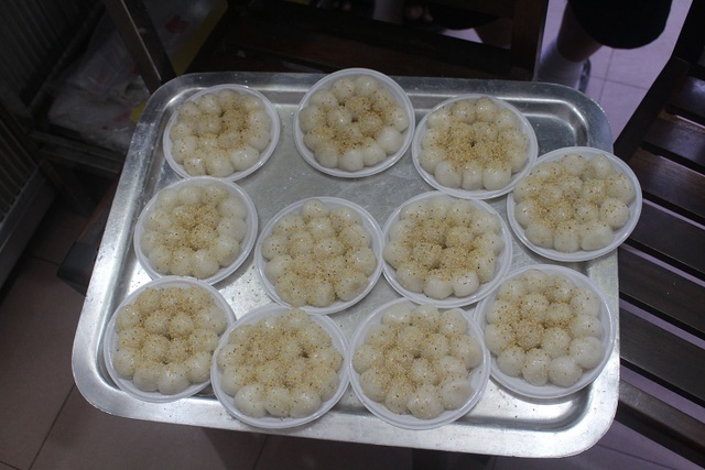 Người Hà Nội dậy từ 5 giờ sáng, bịt mặt, xếp hàng mua bánh trôi bánh chay - 3 Người Hà Nội dậy từ 5 giờ sáng, bịt mặt, xếp hàng mua bánh trôi bánh chay - 3