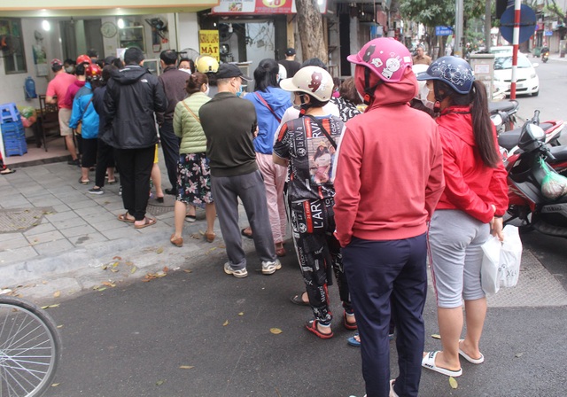 Người Hà Nội dậy từ 5 giờ sáng, bịt mặt, xếp hàng mua bánh trôi bánh chay - 12 Người Hà Nội dậy từ 5 giờ sáng, bịt mặt, xếp hàng mua bánh trôi bánh chay - 12