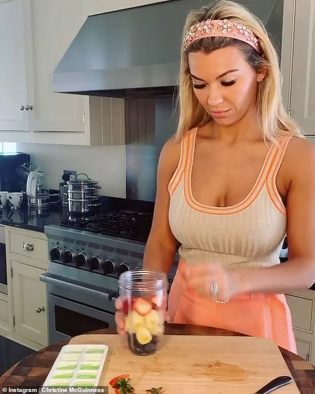 Christine McGuinness khoe dáng săn chắc đi tập thể dục - 4 Christine McGuinness khoe dáng săn chắc đi tập thể dục - 4