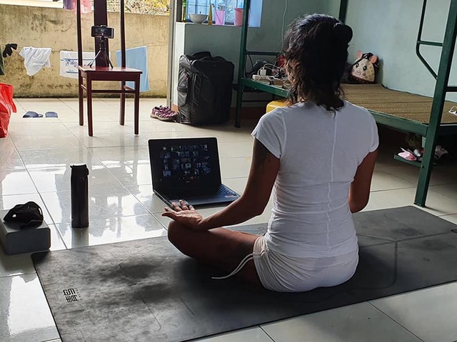 Cô giáo dạy Yoga ngay trong khu cách ly tại Đà Nẵng gây sốt - 2 Cô giáo dạy Yoga ngay trong khu cách ly tại Đà Nẵng gây sốt - 2