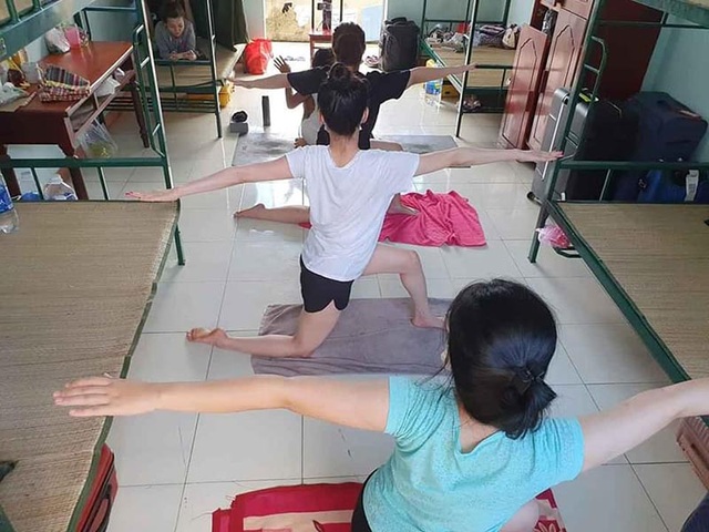 Cô giáo dạy Yoga ngay trong khu cách ly tại Đà Nẵng gây sốt - 4 Cô giáo dạy Yoga ngay trong khu cách ly tại Đà Nẵng gây sốt - 4
