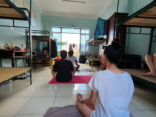 Cô giáo dạy Yoga ngay trong khu cách ly tại Đà Nẵng gây sốt - 6 Cô giáo dạy Yoga ngay trong khu cách ly tại Đà Nẵng gây sốt - 6