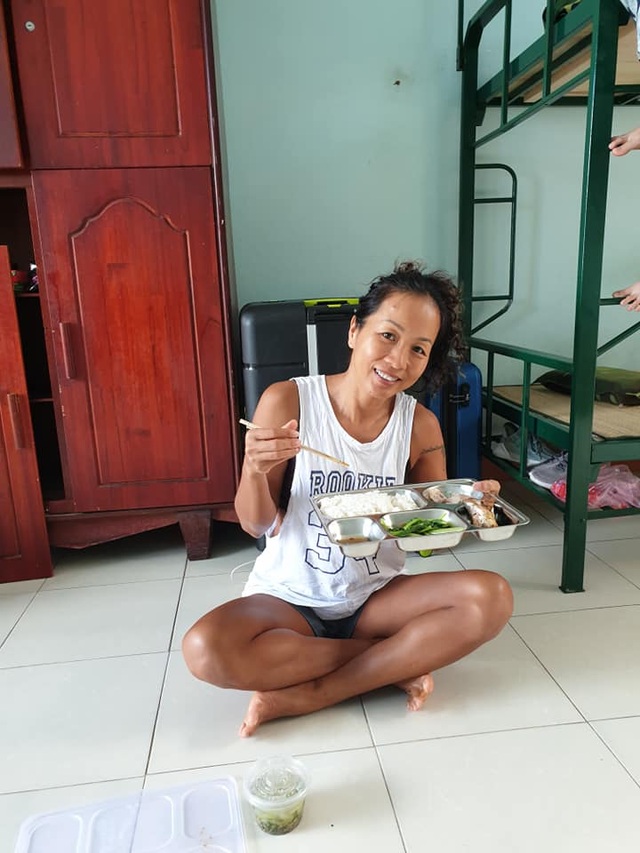 Cô giáo dạy Yoga ngay trong khu cách ly tại Đà Nẵng gây sốt - 8 Cô giáo dạy Yoga ngay trong khu cách ly tại Đà Nẵng gây sốt - 8