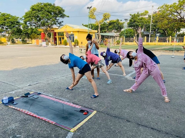 Cô giáo dạy Yoga ngay trong khu cách ly tại Đà Nẵng gây sốt - 9 Cô giáo dạy Yoga ngay trong khu cách ly tại Đà Nẵng gây sốt - 9