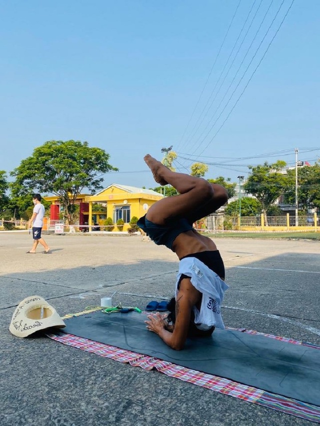 Cô giáo dạy Yoga ngay trong khu cách ly tại Đà Nẵng gây sốt - 10 Cô giáo dạy Yoga ngay trong khu cách ly tại Đà Nẵng gây sốt - 10