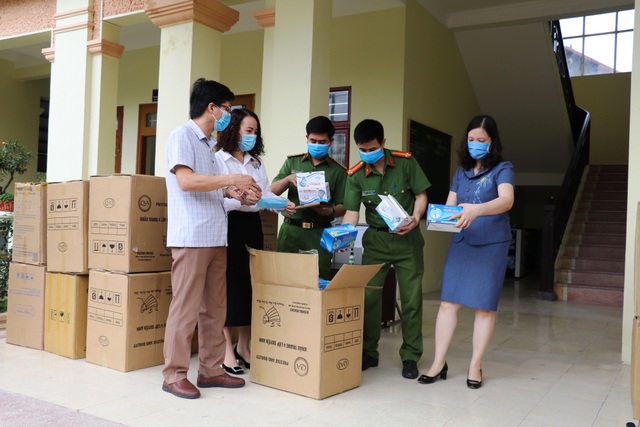 Ninh Bình: Bàn giao 112.000 khẩu trang cho ngành y tế chống dịch Covid-19 - 1 Ninh Bình: Bàn giao 112.000 khẩu trang cho ngành y tế chống dịch Covid-19 - 1