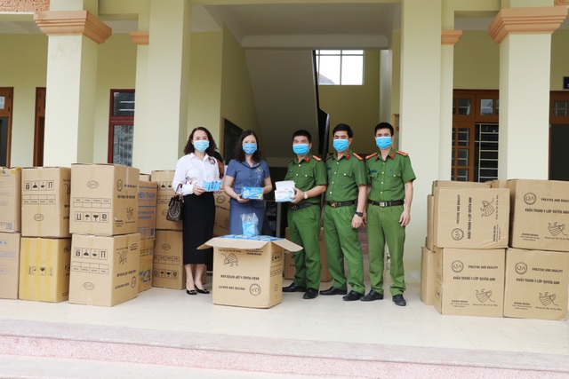 Ninh Bình: Bàn giao 112.000 khẩu trang cho ngành y tế chống dịch Covid-19 - 2 Ninh Bình: Bàn giao 112.000 khẩu trang cho ngành y tế chống dịch Covid-19 - 2
