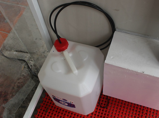 Lo sợ dịch Covid-19, tiệm bánh ở Hà Nội trang bị buồng khử khuẩn - 7