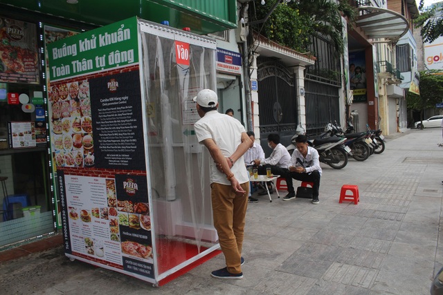 Lo sợ dịch Covid-19, tiệm bánh ở Hà Nội trang bị buồng khử khuẩn - 3