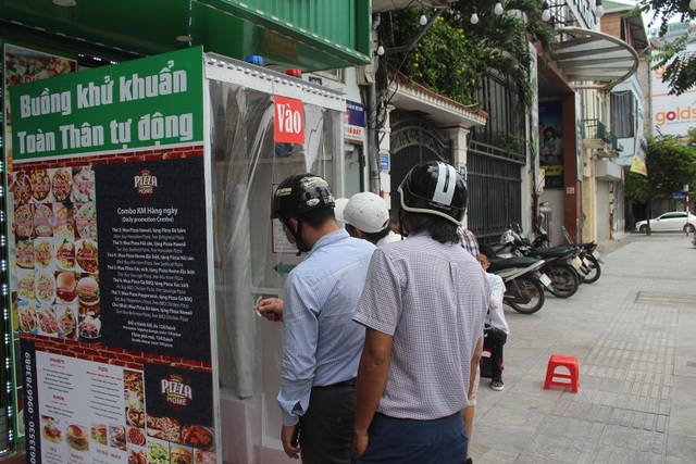 Lo sợ dịch Covid-19, tiệm bánh ở Hà Nội trang bị buồng khử khuẩn - 2