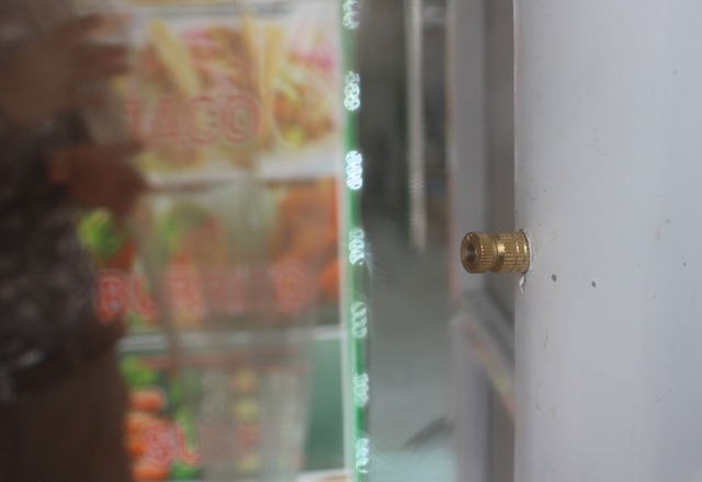 Lo sợ dịch Covid-19, tiệm bánh ở Hà Nội trang bị buồng khử khuẩn - 5