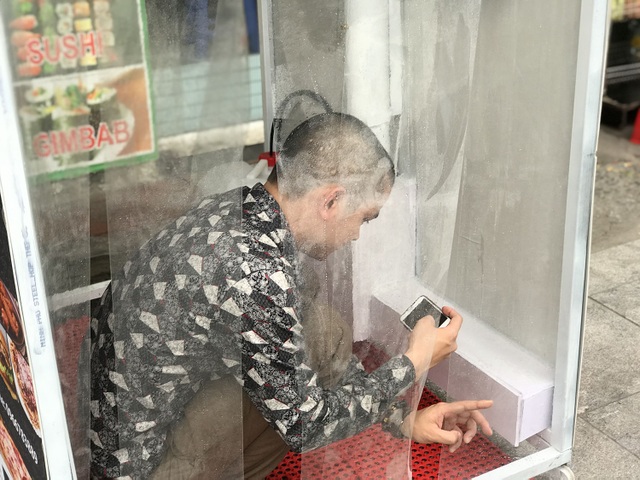 Lo sợ dịch Covid-19, tiệm bánh ở Hà Nội trang bị buồng khử khuẩn - 10