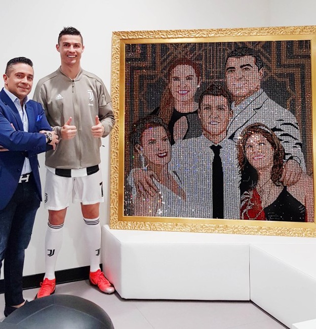 Không chịu “kém” Messi, C.Ronaldo chi cả triệu USD mua bức tranh - 3