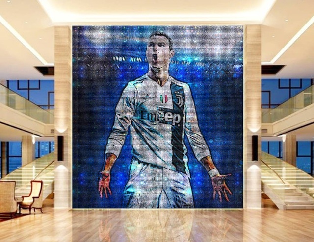 Không chịu “kém” Messi, C.Ronaldo chi cả triệu USD mua bức tranh - 4 Không chịu “kém” Messi, C.Ronaldo chi cả triệu USD mua bức tranh - 4