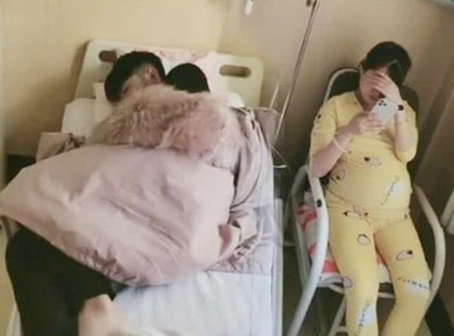 Đưa vợ đi đẻ, chồng hồn nhiên chiếm luôn giường của vợ gây tranh cãi - 1 Đưa vợ đi đẻ, chồng hồn nhiên chiếm luôn giường của vợ gây tranh cãi - 1