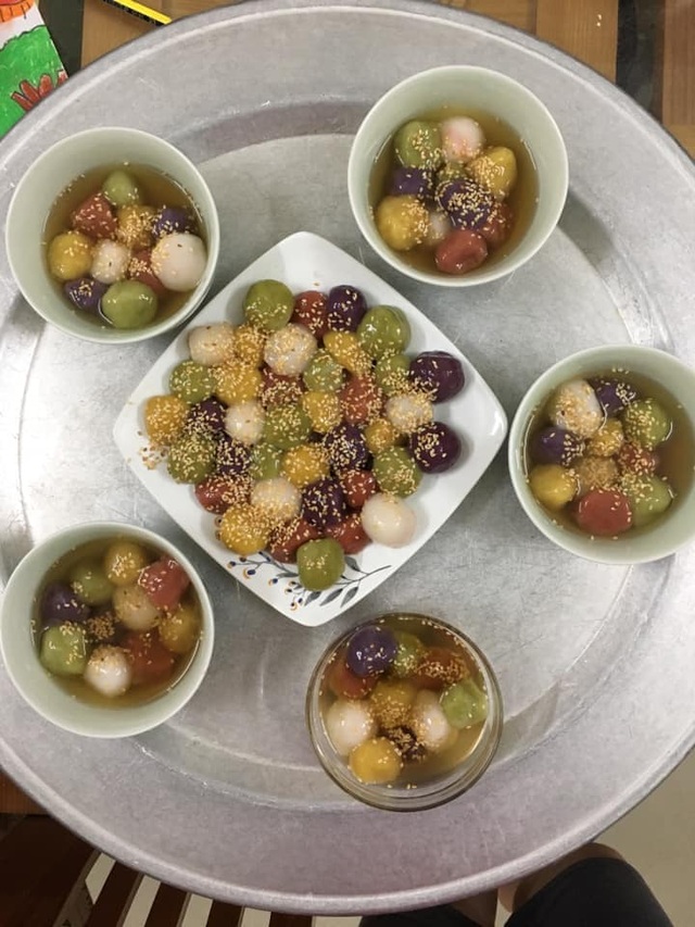 Rảnh rỗi mùa dịch, các mẹ đua nhau mua bột ngũ sắc về dạy con tự làm bánh - 3