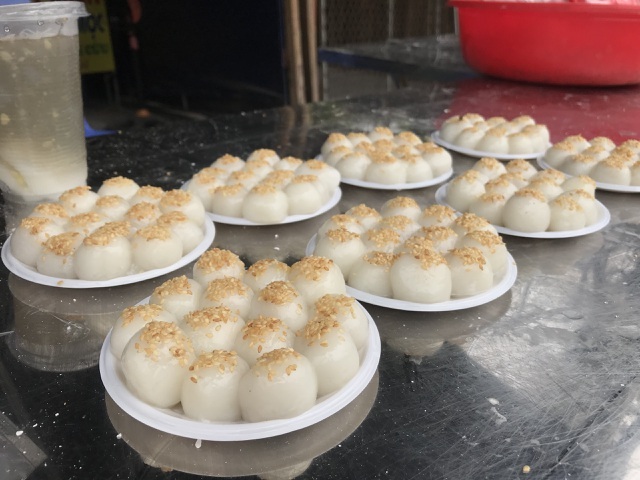 Rảnh rỗi mùa dịch, các mẹ đua nhau mua bột ngũ sắc về dạy con tự làm bánh - 1