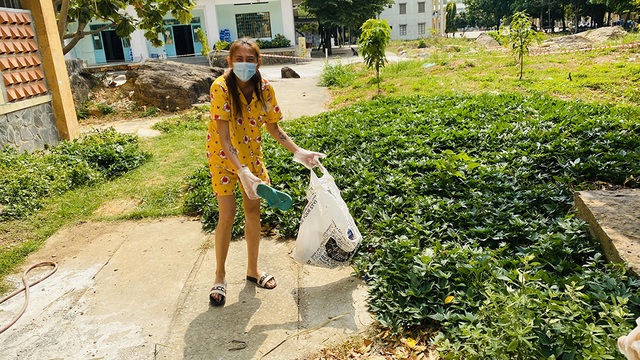 Võ Hoàng Yến dọn rác khu cách ly - 7 Võ Hoàng Yến dọn rác khu cách ly - 7