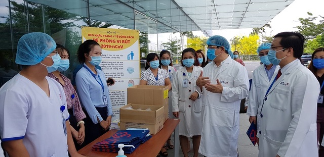 Hỏa tốc “cấm” nhân viên y tế tham gia các sự kiện đông người - 1 Hỏa tốc “cấm” nhân viên y tế tham gia các sự kiện đông người - 1