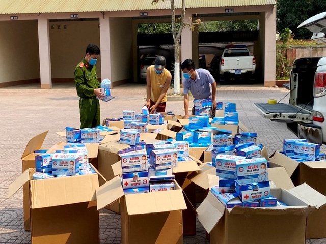 Lợi dụng đêm tối vận chuyển hơn 50.000 khẩu trang không giấy tờ - 1 Lợi dụng đêm tối vận chuyển hơn 50.000 khẩu trang không giấy tờ - 1