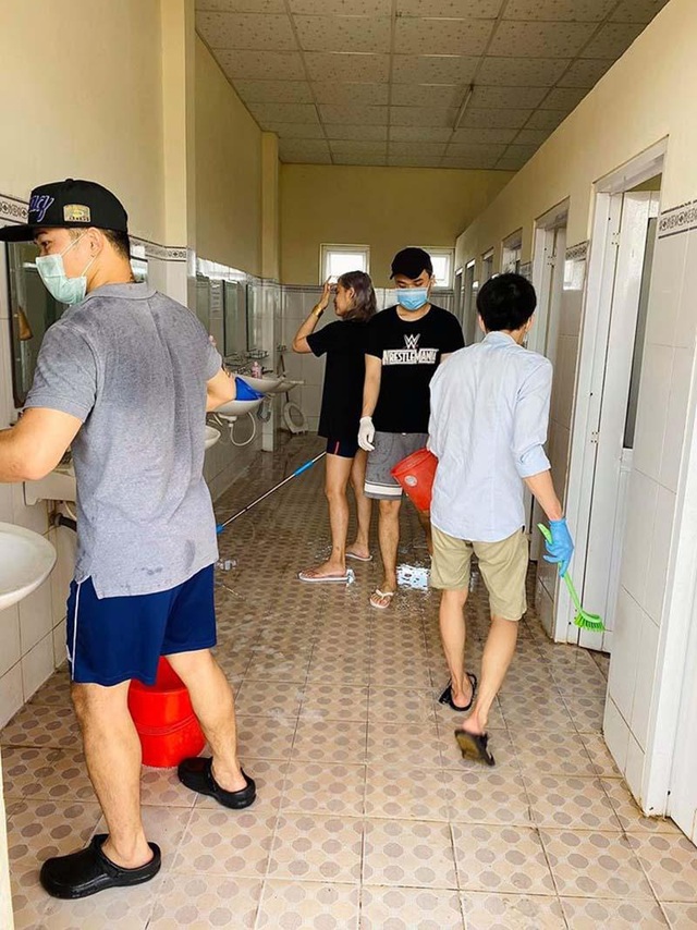 Du học sinh rủ nhau phụ giúp dọn nhà vệ sinh chung của khu cách ly - 3 Du học sinh rủ nhau phụ giúp dọn nhà vệ sinh chung của khu cách ly - 3