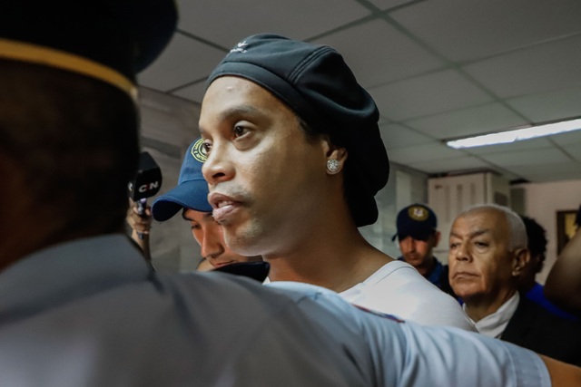 Ronaldinho và cuộc sống buồn tủi trong tù - Ảnh minh hoạ 2