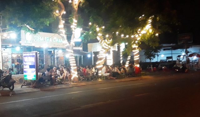 Sau “lệnh cấm”, hàng quán nơi đóng cửa, nơi nườm nượp khách - 7 Sau “lệnh cấm”, hàng quán nơi đóng cửa, nơi nườm nượp khách - 7