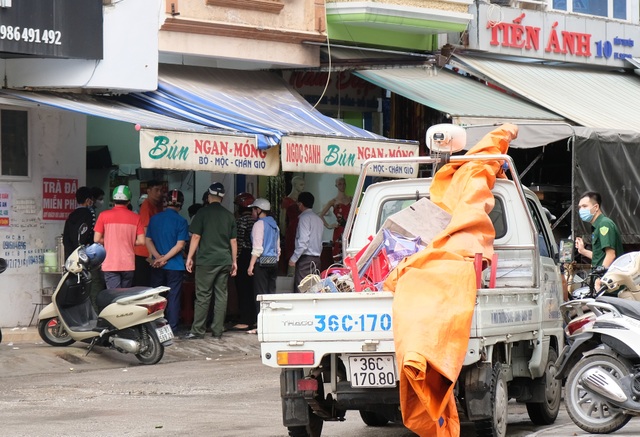 Sau “lệnh cấm”, hàng quán nơi đóng cửa, nơi nườm nượp khách - 11 Sau “lệnh cấm”, hàng quán nơi đóng cửa, nơi nườm nượp khách - 11