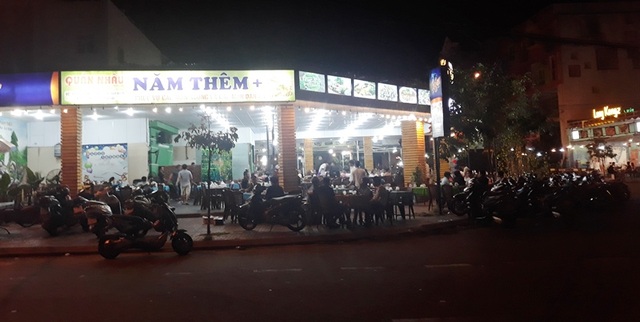 Sau “lệnh cấm”, hàng quán nơi đóng cửa, nơi nườm nượp khách - 2 Sau “lệnh cấm”, hàng quán nơi đóng cửa, nơi nườm nượp khách - 2