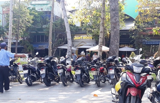 Sau “lệnh cấm”, hàng quán nơi đóng cửa, nơi nườm nượp khách - 6 Sau “lệnh cấm”, hàng quán nơi đóng cửa, nơi nườm nượp khách - 6