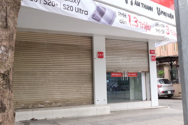 Hà Nội: Cửa hàng điện thoại ngừng kinh doanh, khó khăn nối tiếp khó khăn - 15 Hà Nội: Cửa hàng điện thoại ngừng kinh doanh, khó khăn nối tiếp khó khăn - 15