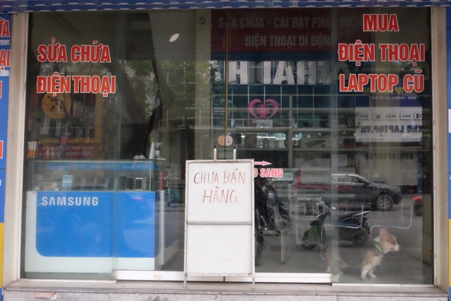 Hà Nội: Cửa hàng điện thoại ngừng kinh doanh, khó khăn nối tiếp khó khăn - 13 Hà Nội: Cửa hàng điện thoại ngừng kinh doanh, khó khăn nối tiếp khó khăn - 13