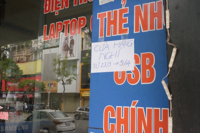 Hà Nội: Cửa hàng điện thoại ngừng kinh doanh, khó khăn nối tiếp khó khăn - 14 Hà Nội: Cửa hàng điện thoại ngừng kinh doanh, khó khăn nối tiếp khó khăn - 14