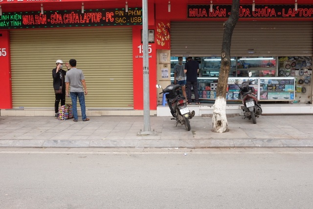 Hà Nội: Cửa hàng điện thoại ngừng kinh doanh, khó khăn nối tiếp khó khăn - 16 Hà Nội: Cửa hàng điện thoại ngừng kinh doanh, khó khăn nối tiếp khó khăn - 16