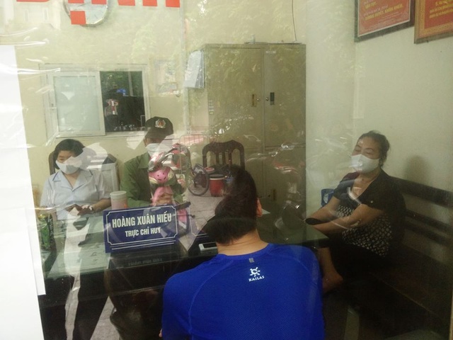 Hà Nội: Đi tập thể dục không đeo khẩu trang, 4 người bị mời lên phường - 1 Hà Nội: Đi tập thể dục không đeo khẩu trang, 4 người bị mời lên phường - 1