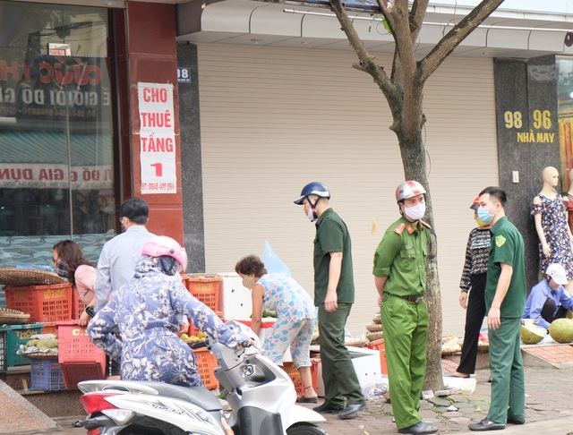 Sau “lệnh cấm”, hàng quán nơi đóng cửa, nơi nườm nượp khách - 9 Sau “lệnh cấm”, hàng quán nơi đóng cửa, nơi nườm nượp khách - 9