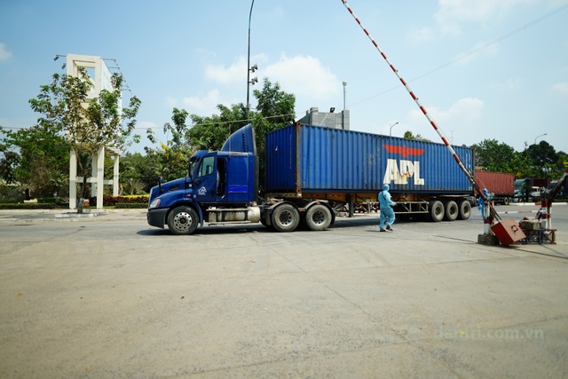 Tài xế ăn ngủ trên xe chờ được thông quan cửa khẩu trong mùa dịch - 5 Tài xế ăn ngủ trên xe chờ được thông quan cửa khẩu trong mùa dịch - 5
