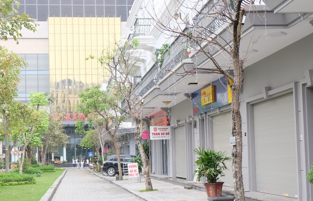 Sau “lệnh cấm”, hàng quán nơi đóng cửa, nơi nườm nượp khách - 16 Sau “lệnh cấm”, hàng quán nơi đóng cửa, nơi nườm nượp khách - 16