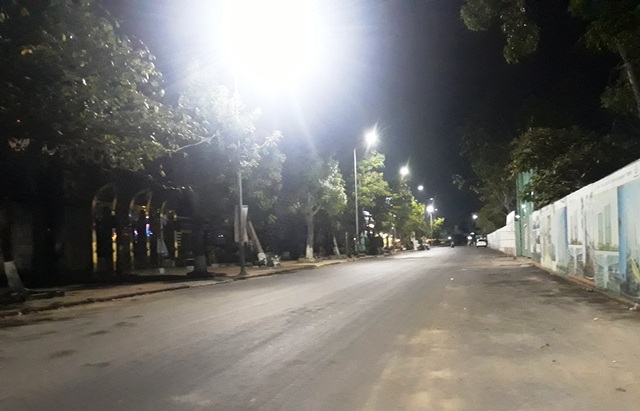 Sau “lệnh cấm”, hàng quán nơi đóng cửa, nơi nườm nượp khách - 8 Sau “lệnh cấm”, hàng quán nơi đóng cửa, nơi nườm nượp khách - 8