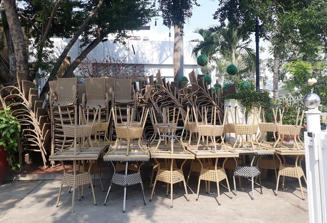 Sau “lệnh cấm”, hàng quán nơi đóng cửa, nơi nườm nượp khách - 3 Sau “lệnh cấm”, hàng quán nơi đóng cửa, nơi nườm nượp khách - 3